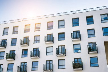 Modern apartman dairesi konsepti. Gün batımında ve gün doğumunda açık bir yerleşim yeri.