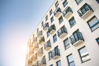 Modern apartman dairesi konsepti. Gün batımında ve gün doğumunda açık bir yerleşim yeri.