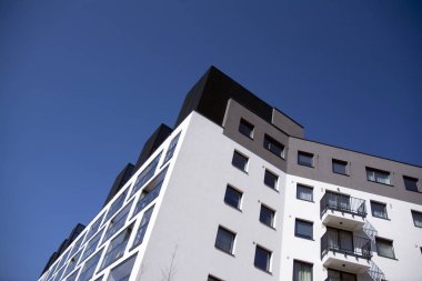 Güneşli bir günde balkonları olan modern Avrupa apartmanı