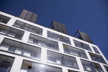 Güneşli bir günde balkonları olan modern Avrupa apartmanı