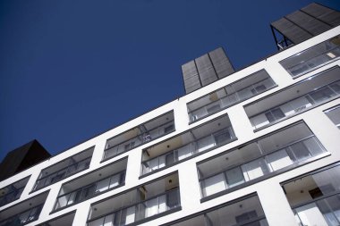 Güneşli bir günde balkonları olan modern Avrupa apartmanı