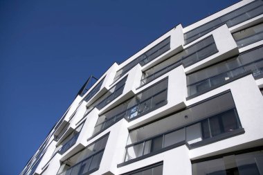 Güneşli bir günde balkonları olan modern Avrupa apartmanı