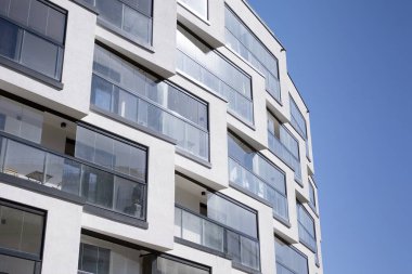 Güneşli bir günde balkonları olan modern Avrupa apartmanı