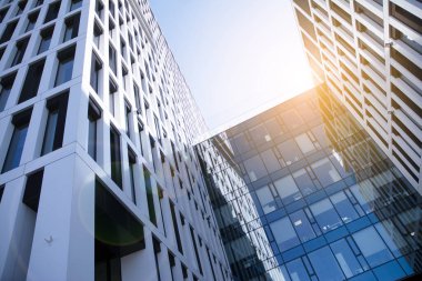 Gün doğumu, yansıma ve perspektifli ofis binası manzarası. İş için parlak bir bakış açısı. Güneşli gökyüzü olan modern ofis bloğu.