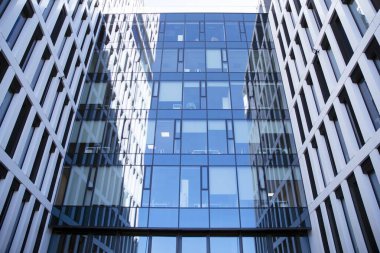 Mavi gökyüzüne karşı modern iş binasının bir parçası. Biçimli modern ofis binası.