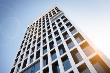 Gün doğumu, yansıma ve perspektifli ofis binası manzarası. İş için parlak bir bakış açısı. Güneşli gökyüzü olan modern ofis bloğu.