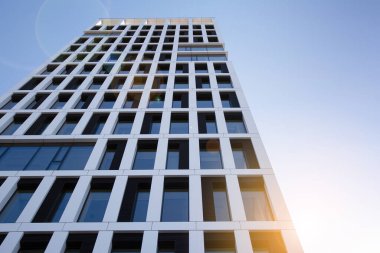 Gün doğumu, yansıma ve perspektifli ofis binası manzarası. İş için parlak bir bakış açısı. Güneşli gökyüzü olan modern ofis bloğu.