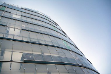 Güneşli bir günde balkonları olan modern Avrupa apartmanı