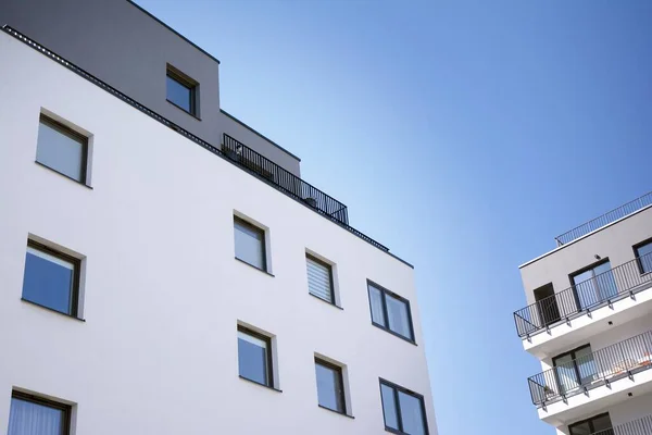 Moderno Edificio Apartamentos Europeo Con Balcones Claro Día Soleado — Foto de Stock