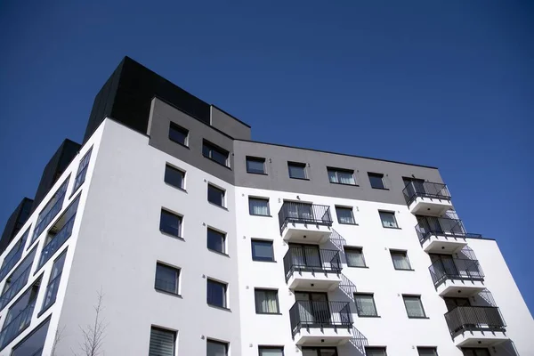 Moderno Edificio Apartamentos Europeo Con Balcones Claro Día Soleado — Foto de Stock