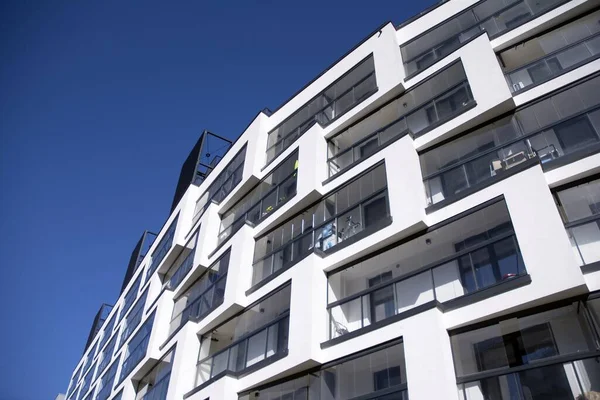 Moderno Edificio Apartamentos Europeo Con Balcones Claro Día Soleado —  Fotos de Stock