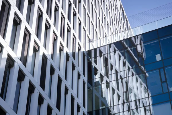 在蓝天的映衬下 现代商业大厦的一部分 风格新颖的现代办公大楼 — 图库照片