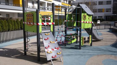 Çocuk parkı kapalı. Koronavirüsün önlenmesi COVID-19.