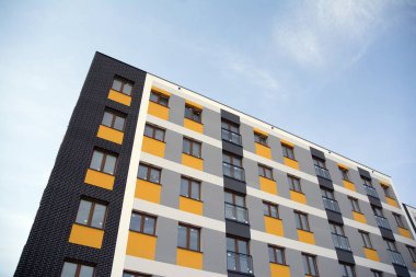 Mavi bulutlu gökyüzü arka plan üzerinde yeni daire binaların dış. Hiçbir insan. Emlak iş kavramı.