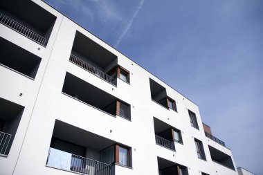 Mavi bulutlu gökyüzü arka plan üzerinde yeni daire binaların dış. Hiçbir insan. Emlak iş kavramı.