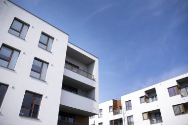 Mavi bulutlu gökyüzü arka plan üzerinde yeni daire binaların dış. Hiçbir insan. Emlak iş kavramı.