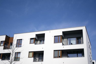Mavi bulutlu gökyüzü arka plan üzerinde yeni daire binaların dış. Hiçbir insan. Emlak iş kavramı.