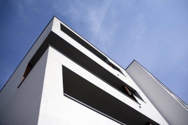 Mavi bulutlu gökyüzü arka plan üzerinde yeni daire binaların dış. Hiçbir insan. Emlak iş kavramı.