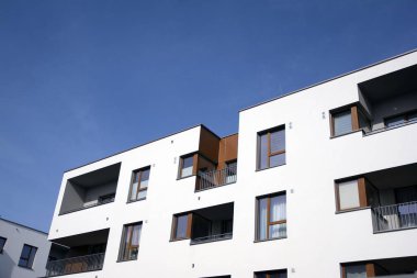 Mavi bulutlu gökyüzü arka plan üzerinde yeni daire binaların dış. Hiçbir insan. Emlak iş kavramı.