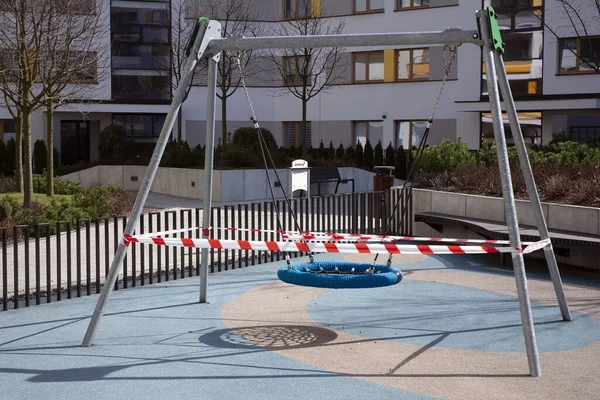 Çocuk parkı kapalı. Koronavirüsün önlenmesi COVID-19.