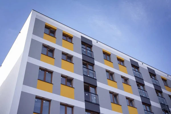 Buitenkant Van Nieuwbouw Appartement Een Blauwe Bewolkte Hemelachtergrond Geen Mensen — Stockfoto