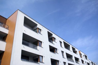 Mavi bulutlu gökyüzü arka plan üzerinde yeni daire binaların dış. Hiçbir insan. Emlak iş kavramı.