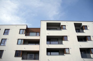 Mavi bulutlu gökyüzü arka plan üzerinde yeni daire binaların dış. Hiçbir insan. Emlak iş kavramı.
