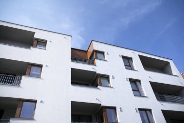 Mavi bulutlu gökyüzü arka plan üzerinde yeni daire binaların dış. Hiçbir insan. Emlak iş kavramı.