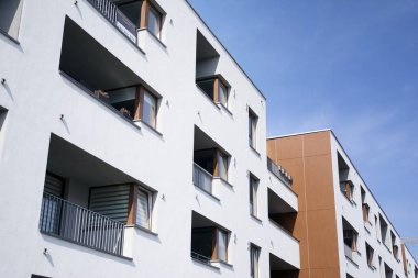 Mavi bulutlu gökyüzü arka plan üzerinde yeni daire binaların dış. Hiçbir insan. Emlak iş kavramı.