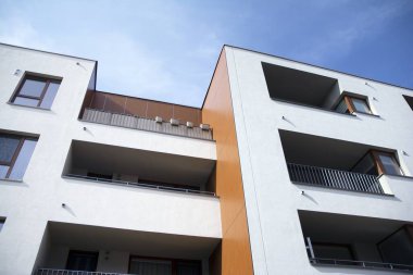 Mavi bulutlu gökyüzü arka plan üzerinde yeni daire binaların dış. Hiçbir insan. Emlak iş kavramı.