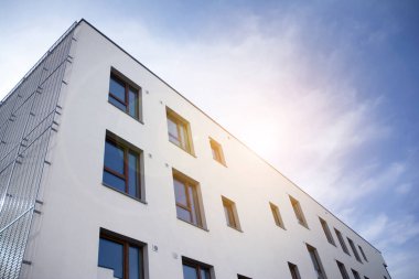 Modern apartman dairesi konsepti. Gün batımında ve gün doğumunda açık bir yerleşim yeri.