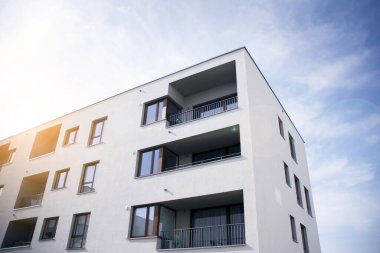 Modern apartman dairesi konsepti. Gün batımında ve gün doğumunda açık bir yerleşim yeri.