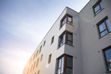 Modern apartman dairesi konsepti. Gün batımında ve gün doğumunda açık bir yerleşim yeri.