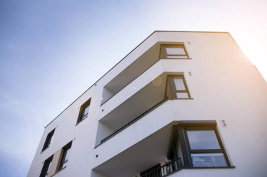 Modern apartman dairesi konsepti. Gün batımında ve gün doğumunda açık bir yerleşim yeri.