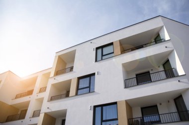 Modern apartman dairesi konsepti. Gün batımında ve gün doğumunda açık bir yerleşim yeri.