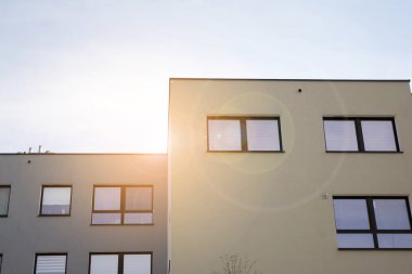 Modern apartman dairesi konsepti. Gün batımında ve gün doğumunda açık bir yerleşim yeri.