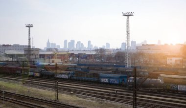  Varşova, Polonya. 26 Mart 2020. Varşova şehir merkezinin manzarası tren istasyonuyla birlikte ufuk çizgisi.