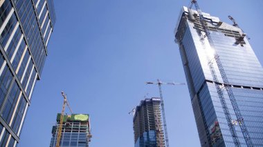 Varşova, Polonya. 27 Mart 2020. Daszynski kavşağında. Varşova şehir merkezindeki finans bölgesinde yeni gökdelenler. Yeni binalar inşa ediliyor.