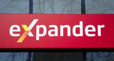 Varşova, Polonya. 27 Mart 2020. Genişleticiyi imzala. Şirket panosu genişleticisi