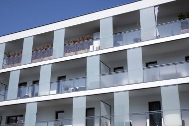 Şehir yaşam tarzı. Yeni modern konut cephesi. Şehirdeki apartmanda.. 