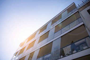 İkametgah ve cephe mimarisi. Arka planda mavi gökyüzü. Güneş ışığı.