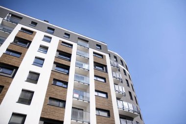 Şehir yaşam tarzı. Yeni modern konut cephesi. Şehirdeki apartmanda.. 