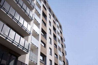 Şehir yaşam tarzı. Yeni modern konut cephesi. Şehirdeki apartmanda.. 