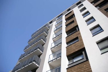 Şehir yaşam tarzı. Yeni modern konut cephesi. Şehirdeki apartmanda.. 
