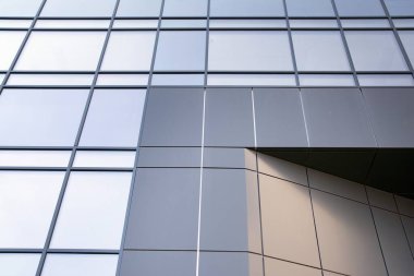 Modern ofis binasında soyut doku ve mavi cam cephe.  