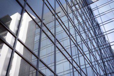 Modern ofis binasında soyut doku ve mavi cam cephe.  