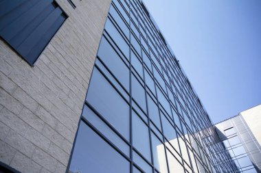 Modern ofis binasında soyut doku ve mavi cam cephe.  