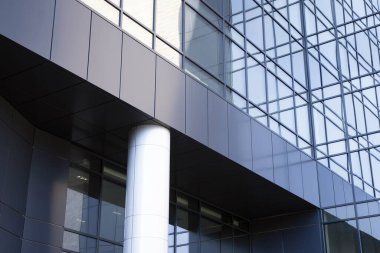 Modern ofis binasında soyut doku ve mavi cam cephe.  