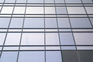 Modern ofis binasında soyut doku ve mavi cam cephe.  