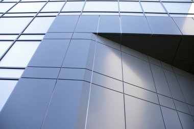 Modern ofis binasında soyut doku ve mavi cam cephe.  